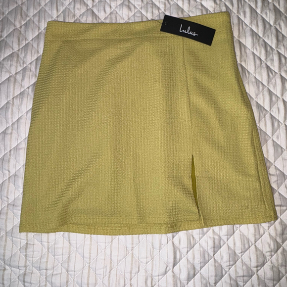 Lulus Mustard Yellow Textured Mini Skirt M NWT‎ Slit Front Trendy Poly Blend - Picture 1 of 5